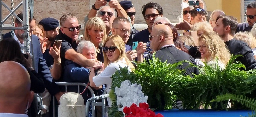 Meloni accolta come una rockstar ecco cosa dicono i fan: “Vogliamo vincere con il 50% così gli altri se ne vanno fuori dai